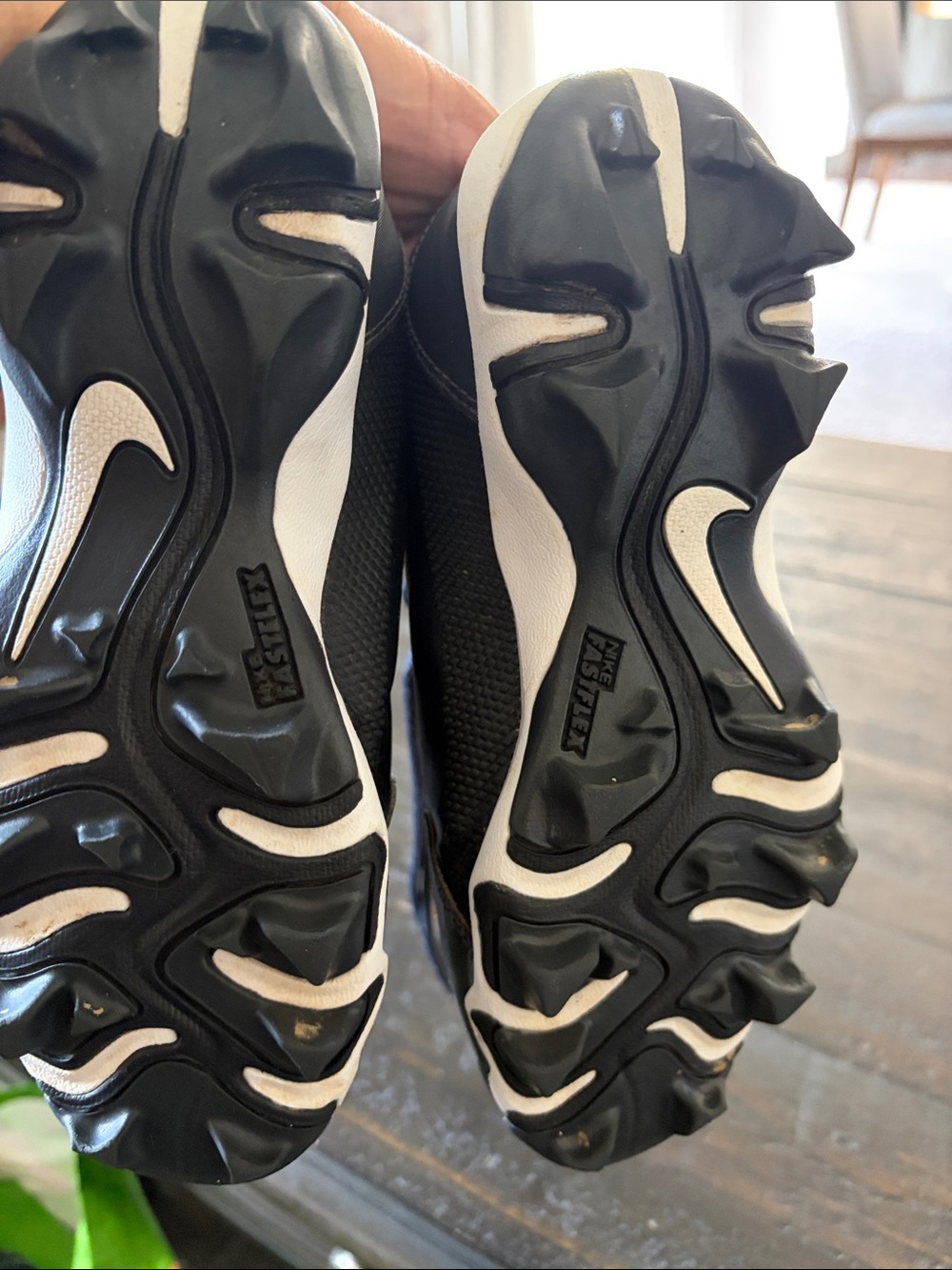 Kid’s baseball Nike Black and White Athletic Cleats - Picture 6 of 8